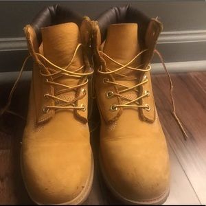 Men’s size 6 Timberland boots.